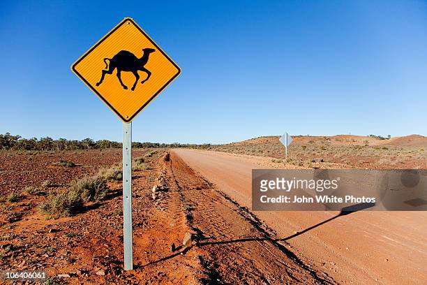 camel warning sign outback australia - animal crossing sign stockfoto's en -beelden