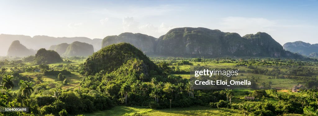 Vista panorámica de mogotes en el valle de viñales en el ocaso. Cuba