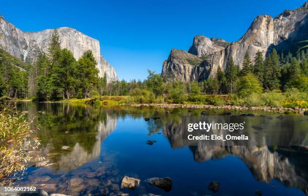 yosemite nationaal park rivier reflectie. californië. verenigde staten - el capitan yosemite national park stockfoto's en -beelden