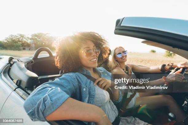 roadtrip mit freundinnen und cabriolet - girls driving a car stock-fotos und bilder