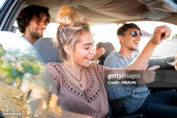 amigos dançando no carro durante a viagem - friends inside car - fotografias e filmes do acervo