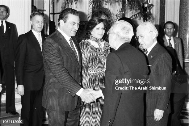Egyptian President Hosni Mubarak and his wife Suzanne are greeted by Emperor Hirohito prior to their welcome ceremony at the Akasaka State Guest...