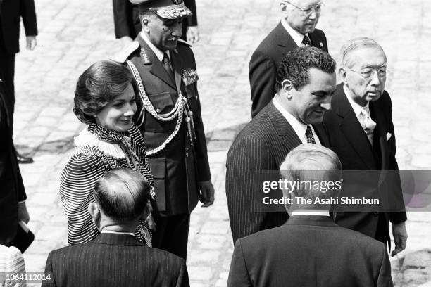 Egyptian President Hosni Mubarak and his wife Suzanne attend the welcome ceremony with Emperor Hirohito at the Akasaka State Guest House on April 6,...