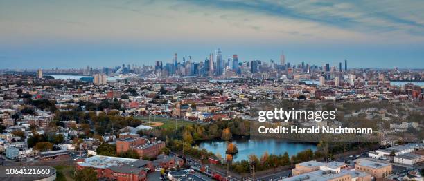 aerial view from jersey city to the manhattan skyline, new york city, new york, united states - jersey city stockfoto's en -beelden