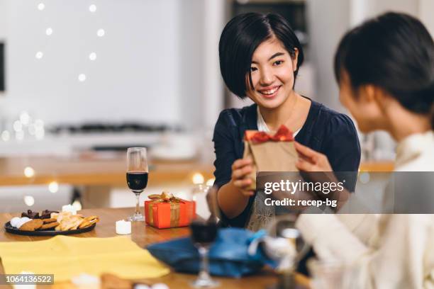 groupe d’amis de femmes ayant la fête d’anniversaire à la maison - cadeau danniversaire photos et images de collection