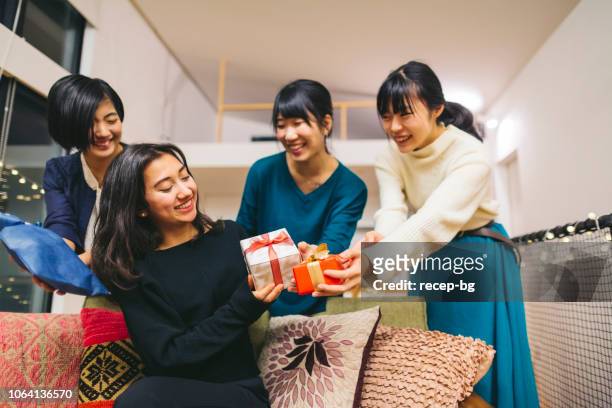 家で誕生日パーティーを持っている女性の友人のグループ - home party ストックフォトと画像