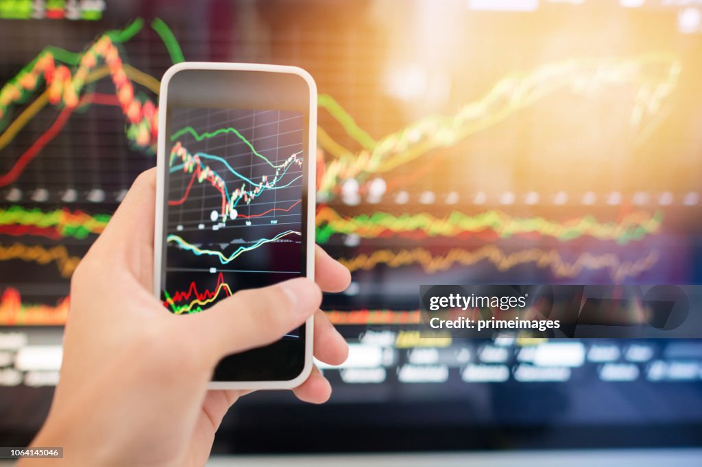 Investitionen Thema Börse und Finanzen Business Analyse Aktienmarkt mit digital-Tablette