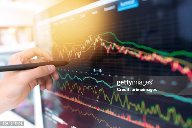 tema investimenti borsa e finanza business analysis borsa con tablet digitale - forex trading foto e immagini stock