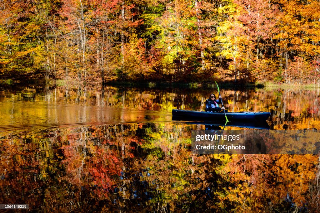 Frau Kajak in See, die Farben des Herbstes