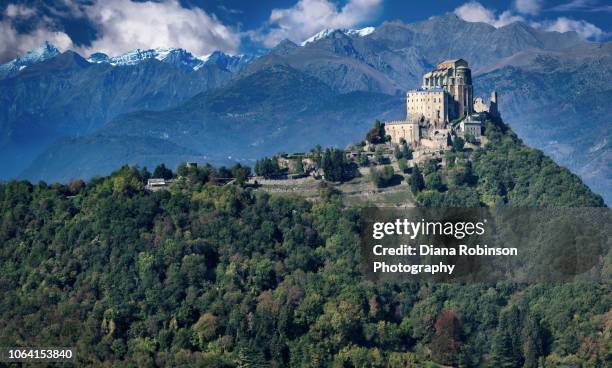 view of st. michael's abbey (sacra di san michele) from the sentiero dei franchi trail, piedmont region, northwestern italy - sacra di san michele foto e immagini stock