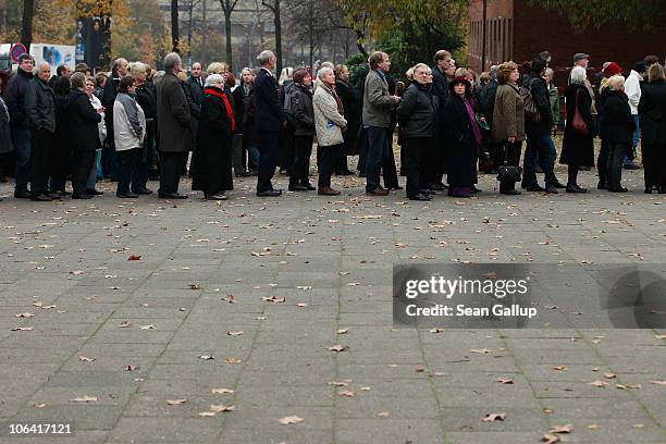 Mourners arrive for the memorial service for Loki Schmidt, wife of former German Chancellor Helmut Schmidt, at the St. Michaelis Kirche on November...