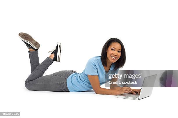 lächelnd teen mit laptop - auf dem bauch liegen stock-fotos und bilder