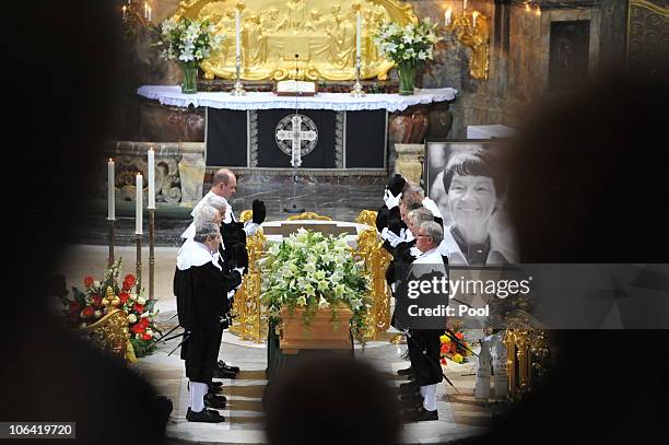 The coffin of Loki Schmidt is carried the memorial service for Loki Schmidt, wife of former German Chancellor Helmut Schmidt, at the St. Michaelis...