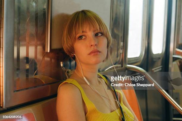 young woman on the subway in nyc - the new york premiere of the sixth final season of girls stockfoto's en -beelden