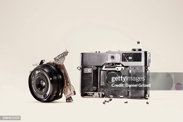 broken camera - disassembled stock-fotos und bilder