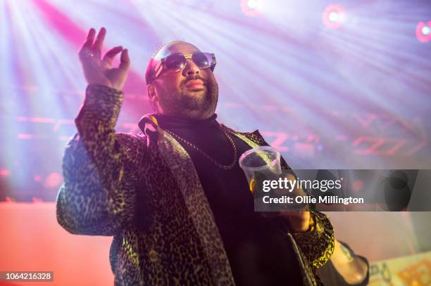 O2 Red Roses Asim Chudry Asim Chaudhry Photos and Premium High Res Pictures - Getty Images
