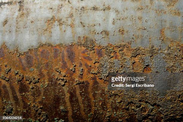 oxide texture in a military cannon - rouillé photos et images de collection