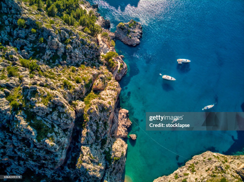 Vista aérea da praia Sa Calobra em Mallorca