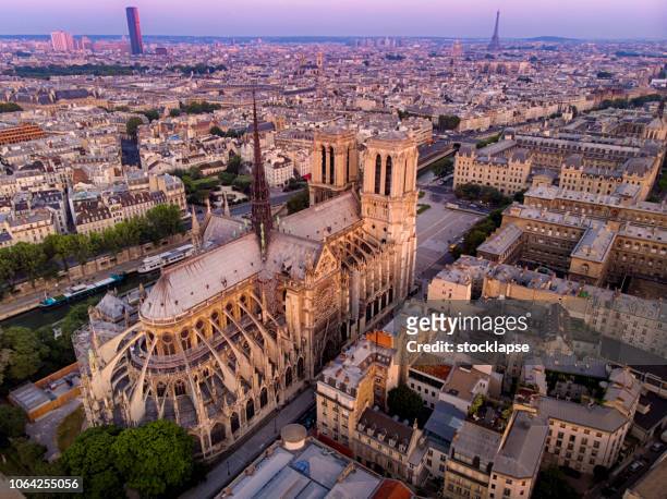 vista aérea da catedral de notre dame em paris, frança - notre dame de paris - fotografias e filmes do acervo