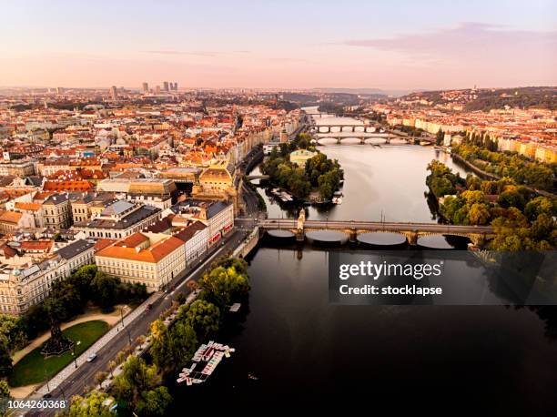 luftaufnahme von prag mit moldau bei sonnenaufgang im sommer - prag stock-fotos und bilder