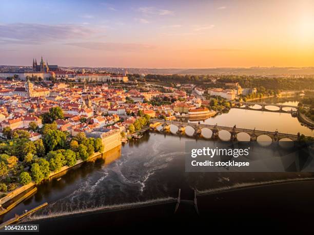 vista aérea del castillo de praga, catedral y puente de carlos al amanecer en praga - república checa fotografías e imágenes de stock