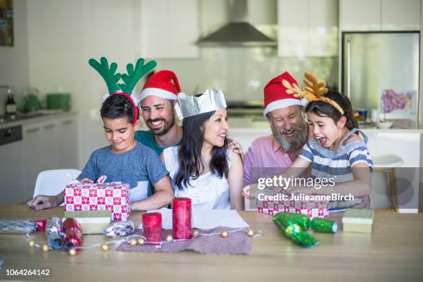 オープニング プレゼント、子供たちの楽しい瞬間一緒に - christmas australia ストックフォトと画像