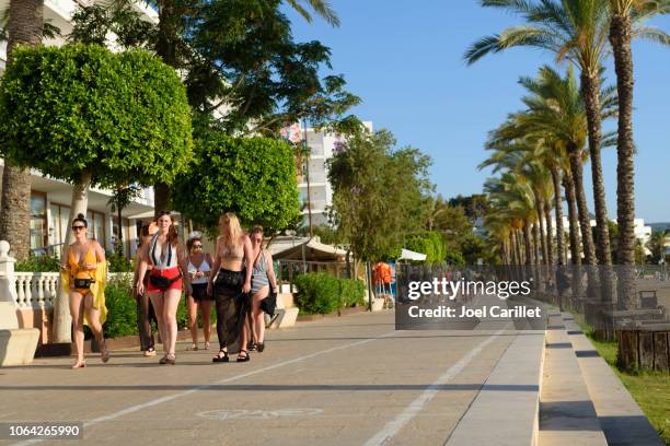 young women holidaying in san antonio, ibiza - sant antoni de portmany stock pictures, royalty-free photos & images