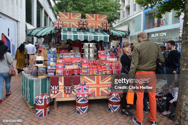 souvenir stall selling british themed souvenirs birmingham england - momentos stock pictures, royalty-free photos & images