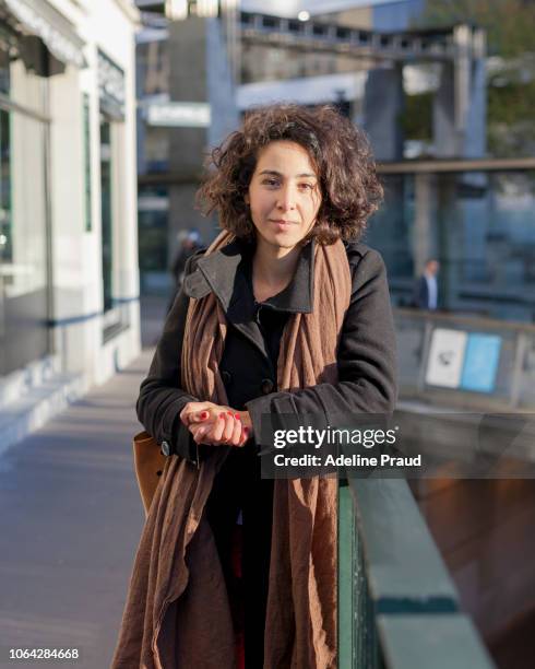 young woman during few daily moment - ángulo medio fotografías e imágenes de stock