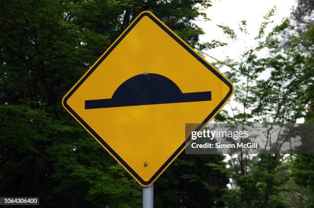 speed bump ahead traffic warning sign - speed bump foto e immagini stock