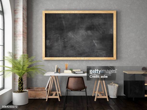 espace de travail avec blackboard - blank book on desk photos et images de collection