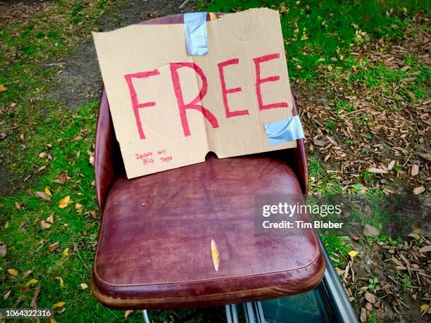 free chair with rustic homemade sign. - altruismo foto e immagini stock