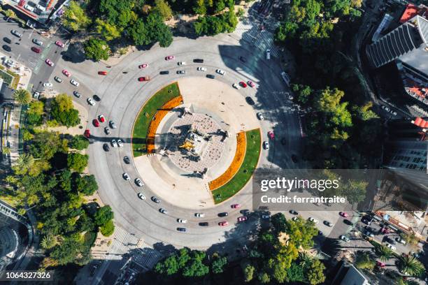 independence monument mexico city - commuters overhead view stock pictures, royalty-free photos & images