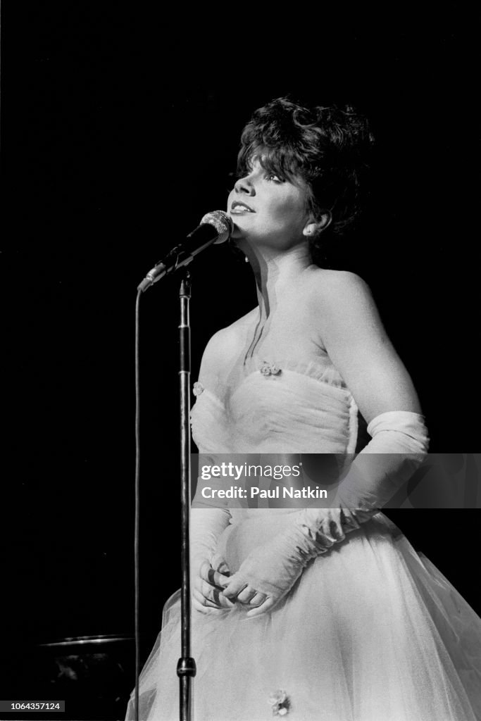 Linda R American singer Linda Ronstadt performs on stage at the Poplar Creek ...