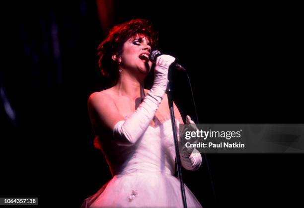 Linda R American singer Linda Ronstadt performs on stage at the Poplar Creek ...