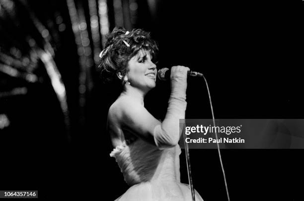 Linda R Linda Ronstadt Photos and Premium High Res Pictures - Getty Images