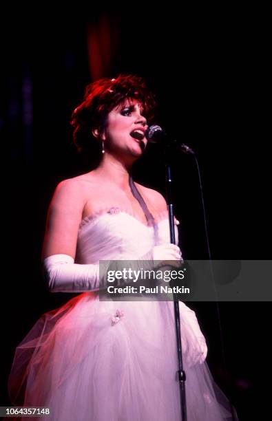 Linda R American singer Linda Ronstadt performs on stage at the Poplar Creek ...