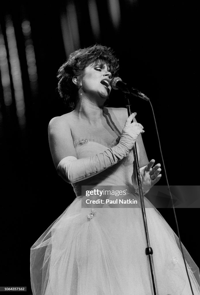 Linda R American singer Linda Ronstadt performs on stage at the Poplar Creek ...