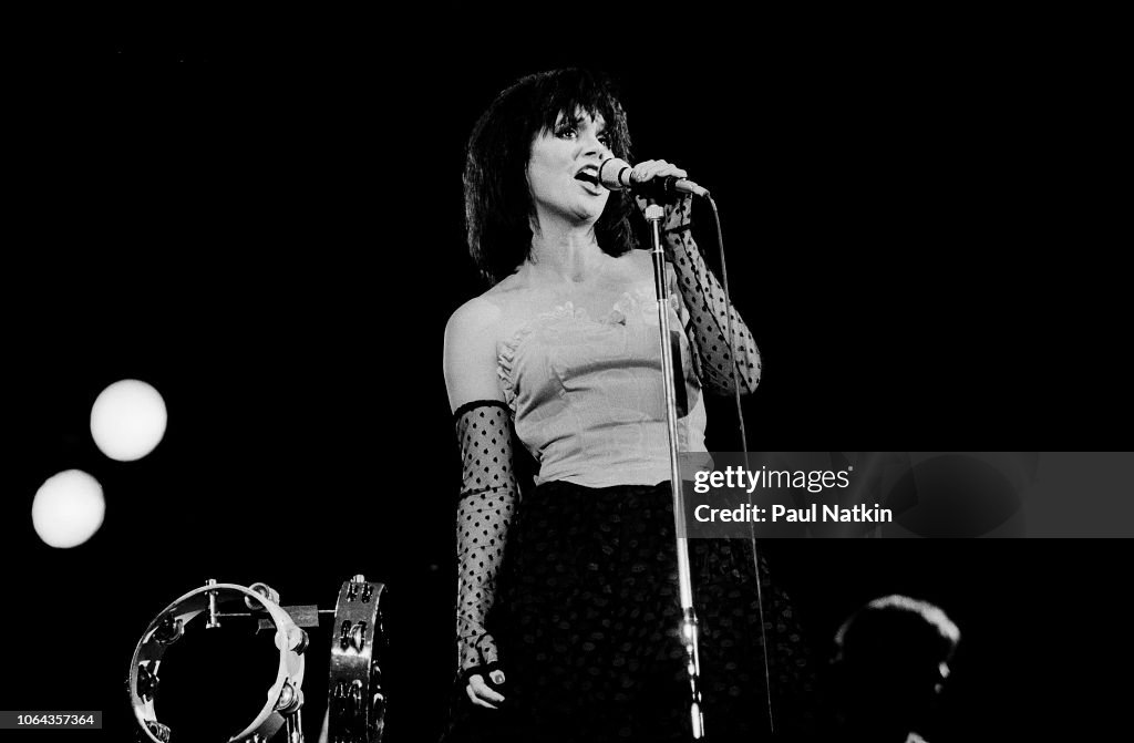 Linda R American singer Linda Ronstadt performs on stage at the Marcus... News ...