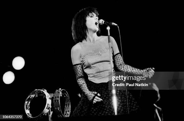 Linda R American singer Linda Ronstadt performs on stage at the Marcus... News ...
