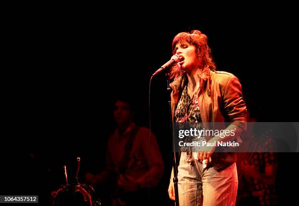 Linda R American singer Linda Ronstadt performs on stage at the Poplar Creek ...