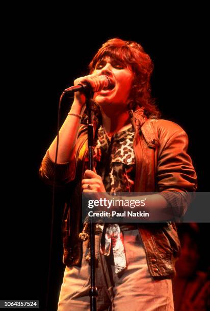 American singer Linda Ronstadt performs on stage at the Poplar Creek Music Theater in Hoffman Estates, Illinois, July 26, 1981.