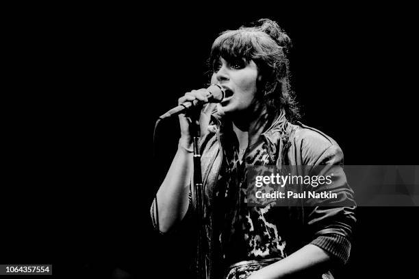 Linda R American singer Linda Ronstadt performs on stage at the Poplar Creek ...