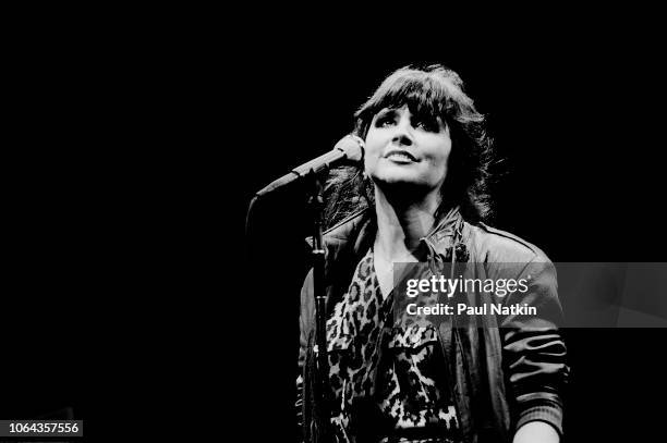 American singer Linda Ronstadt performs on stage at the Poplar Creek Music Theater in Hoffman Estates, Illinois, July 26, 1981.