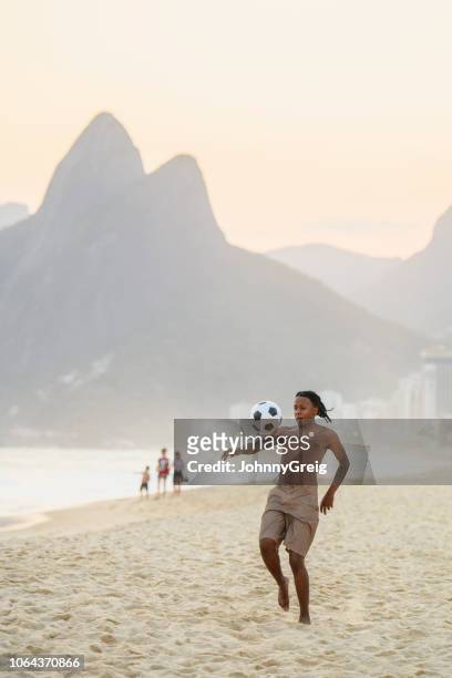 young man playing keepy uppy on ipanema beach - ipanema beach imagens e fotografias de stock