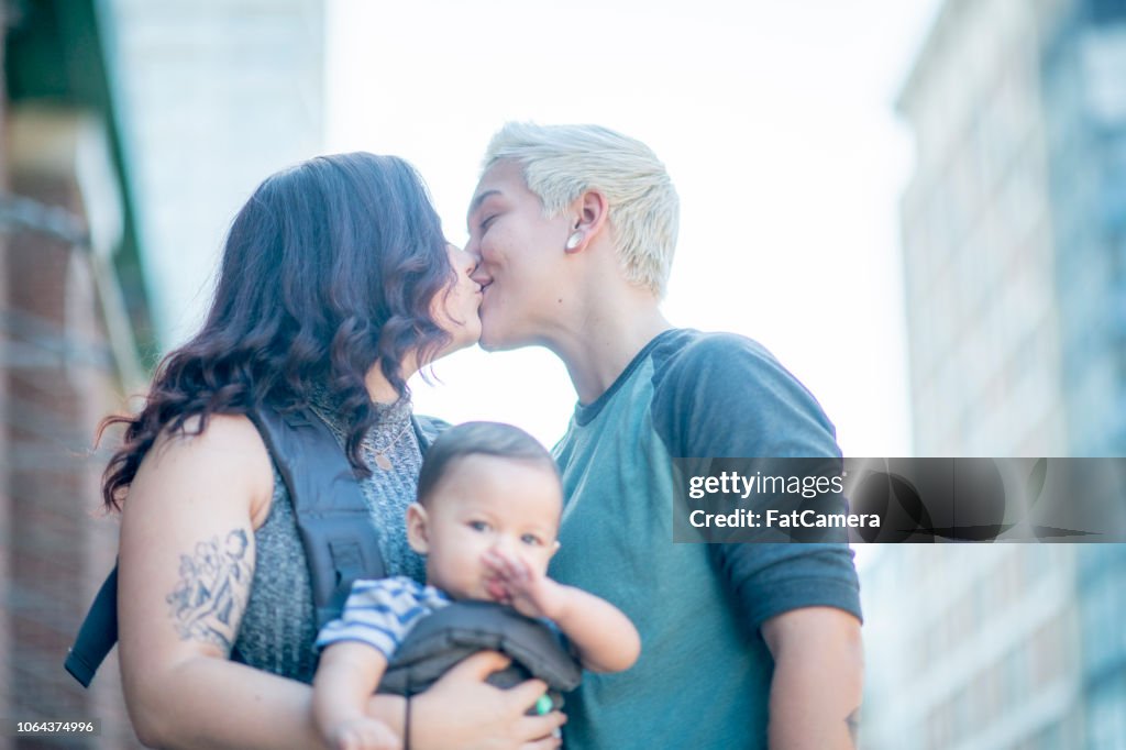 Lesbisch koppel zoenen met baby