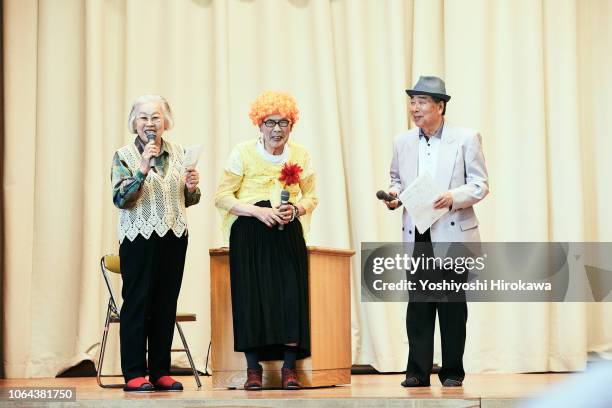 old people who performance to act crime prevention - kuriose mode stock-fotos und bilder