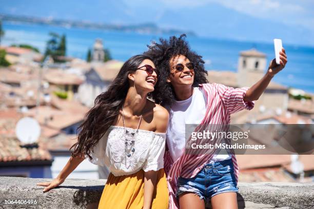 dos amigos haciendo un selfie. - argentina women fotografías e imágenes de stock