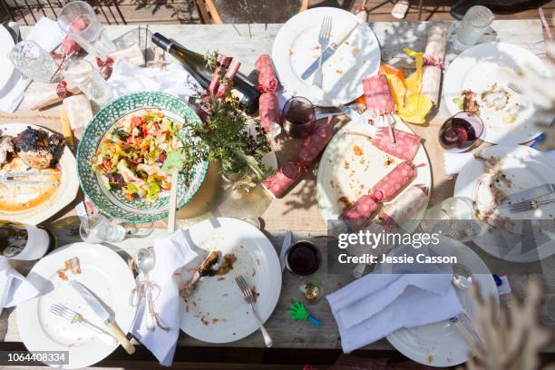 a christmas dinner table after the meal has finished - leftovers stockfoto's en -beelden