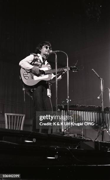 David Peel performs on stage at Essener Songtage in September 1968 in Essen, Germany.